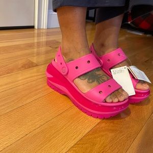 CROCS MEGA CRUSH SZ 7 in Juice Pink NWT